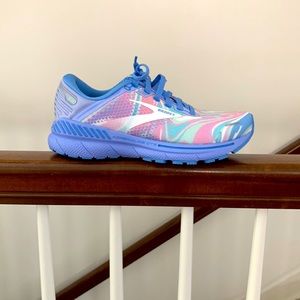Brooks Adrenaline GTS22 / Size 6.5
